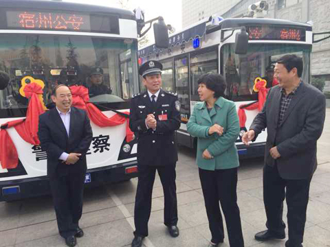 宿州市副市长赵琳(右二)宿州市公安局长江利亚(右三)与森源鸿马公司董事长孔庆珍(右一)、总经理马鸿军(右四)交流.jpg