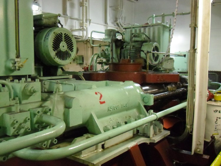 找仁东(上海)船舶工程有限公司的舵机液压油缸