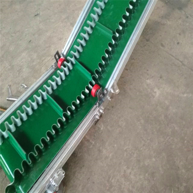 z型裙边格挡输送机2.jpg