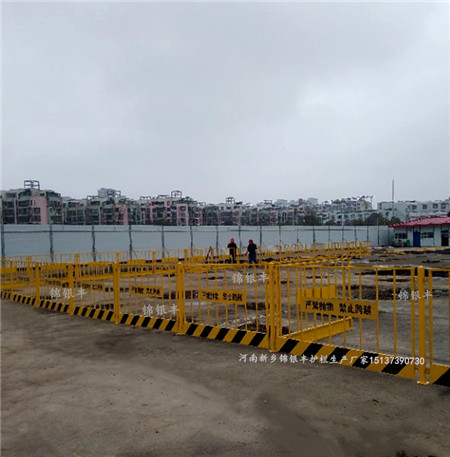 工地护栏网,基坑护栏网,临边防护安全护栏网,基坑栏杆.jpg