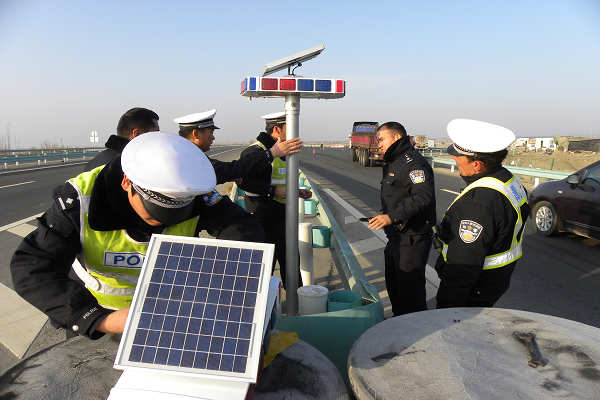 四灯太阳能短排警示灯
