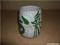 白网底绿字茶杯 