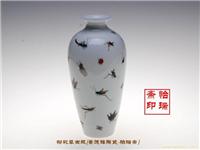 手绘粉彩草虫梅瓶