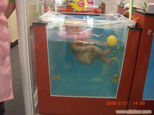 婴儿游泳的好处/婴儿游泳圈/上海宝山婴儿游泳�