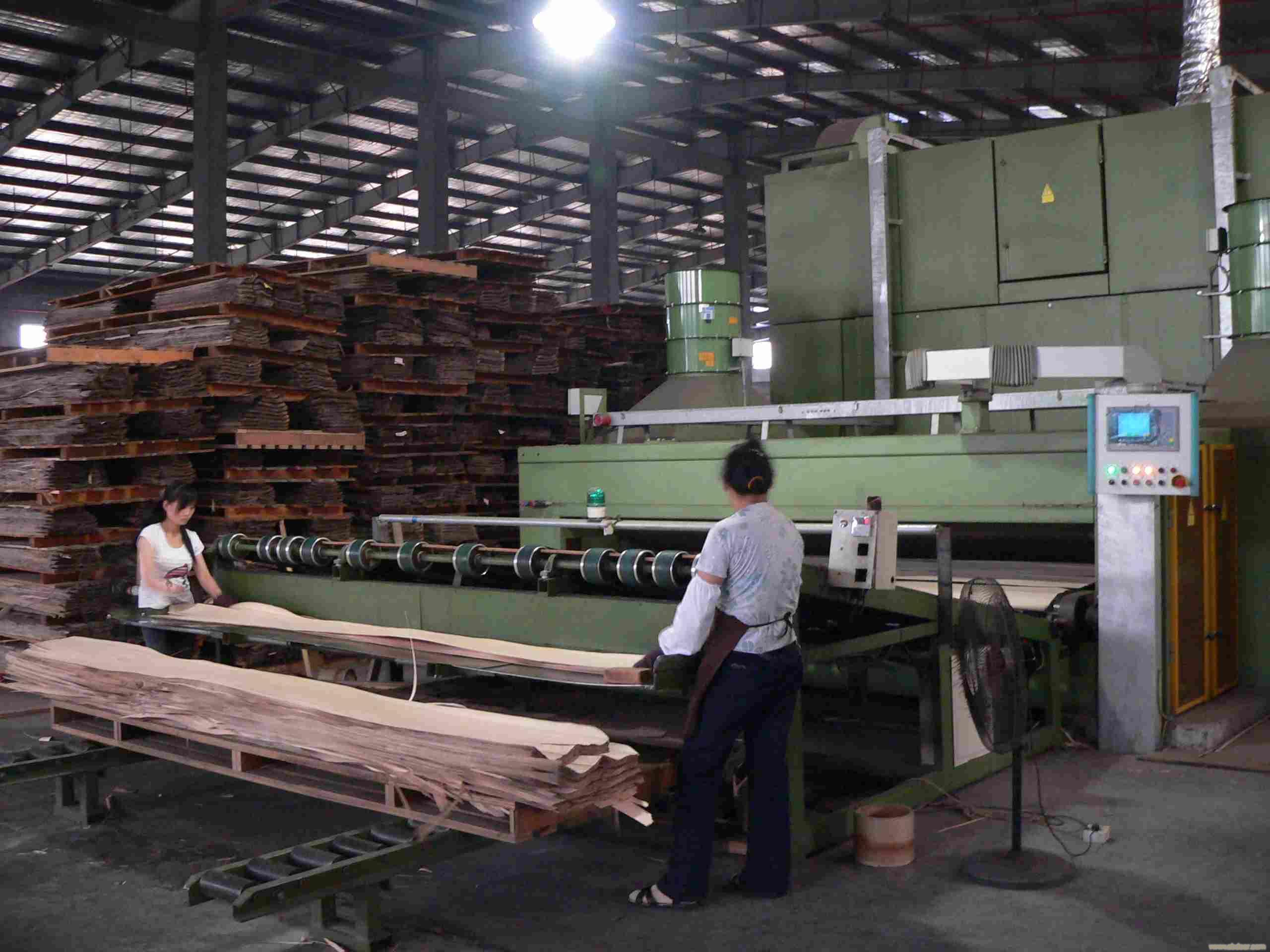 上海黑胡桃原木刨切厂 China ShangHai Black Walnut Veneer Logs Slicing Cutting Mill or Factory