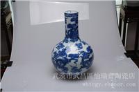 手绘200件青花缠枝莲天球瓶