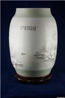 手绘300件粉彩“风雪夜归人”瓶（附收藏证书）