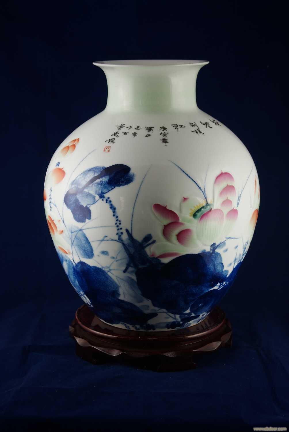 手绘300件影青颈青花斗彩荷花瓶（附收藏证书）