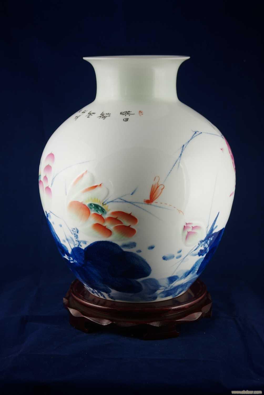 手绘300件影青颈青花斗彩荷花瓶（附收藏证书）
