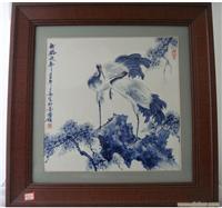 手绘青花粉水“松鹤延年”瓷板（附收藏证书）