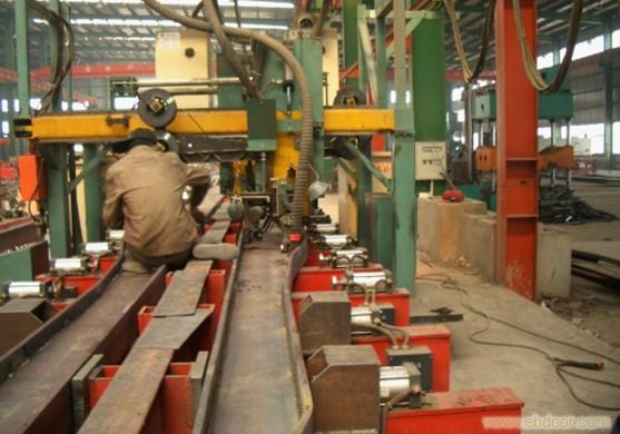 挂车大梁自动焊接专机_上海焊接设备厂