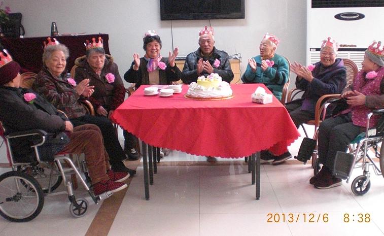 上海奉贤区长远养老院给院里老人过生日