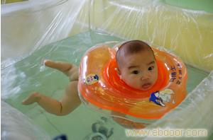 奇妙的婴儿游泳�