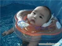 3个月的婴儿游泳 