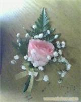 粉玫瑰加满天星胸花-上海鲜花速递 上海鲜花快递