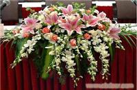 粉百合白洋兰讲台花艺-上海鲜花网