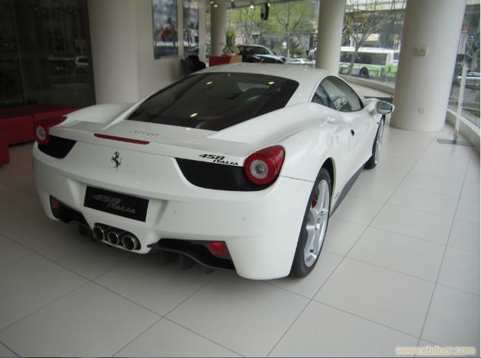 法拉利白色黑内458Italia