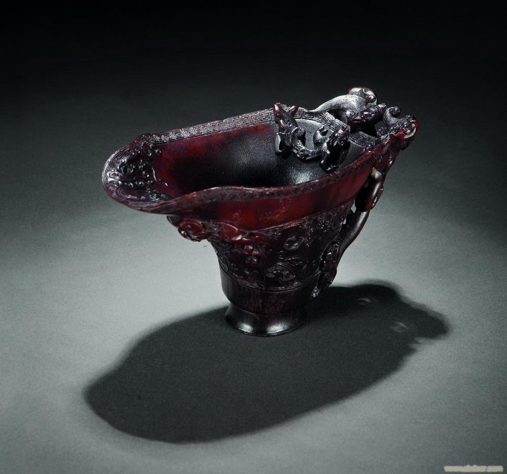 上海古董拍卖会/清·螭龙凤纹犀角杯