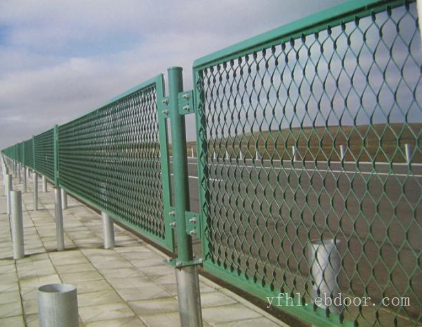 供应钢板护栏网-上海专业护栏网厂