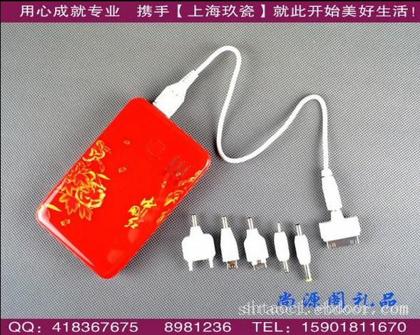 上海移动电源专卖,中国红移动电源5000毫安容量,搭配6转换头