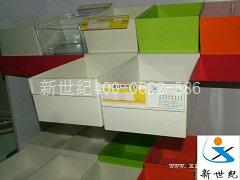 来伊份休闲食品店挂墙上的方形带挂钩的白色塑料ABS格斗盒缸子