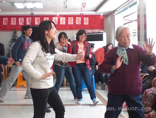 上海应用技术学院的同学们和养老院的老人