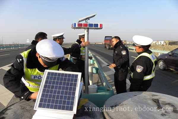 太阳能短排警示灯批发、四面太阳能爆闪灯侧面3灯