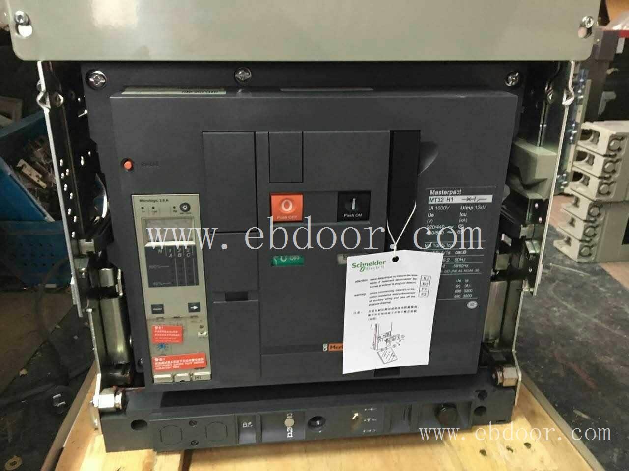 MT32 H1/3200A  MIC5.0A 3P 标配AC220V抽屉式施耐德MT框架断路器