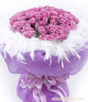礼仪送花，编号；7720相伴99枝紫色玫瑰周边配鹅毛边市场价688；会员价620人喜欢；人购买�