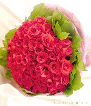 礼仪送花，编号；456一伸手候66枝红玫瑰配巴西叶’情人草市场价588；会员价520�