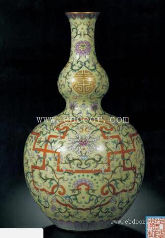 清乾隆 浅黄地洋彩图长颈葫芦瓶.瓷器拍卖