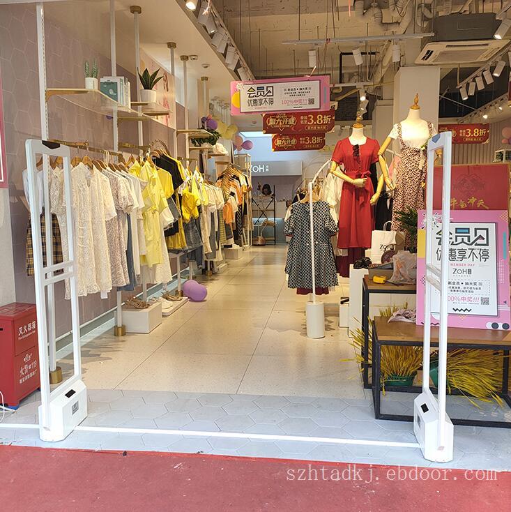 深圳鸿泰安声磁服装店门口服装防盗门防盗器好安装吗