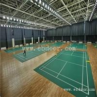 篮球喜爱着为什么都喜欢在 运动木地板场地上打篮球