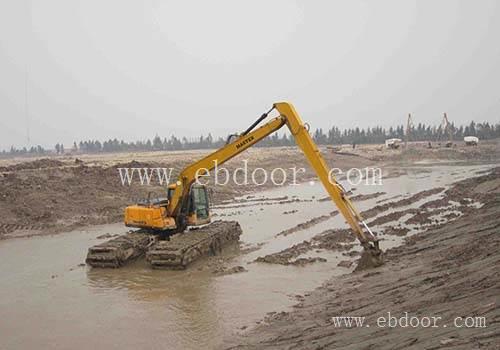 鹰潭水上挖机租赁 湿地挖掘机出租 鱼塘清淤设备工作图片