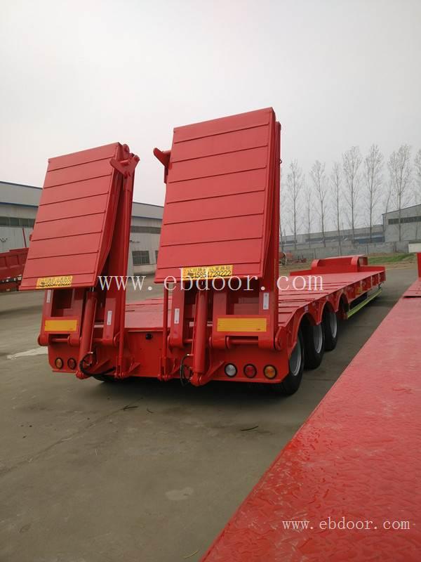 13米钩机板半挂车 液压爬梯尺寸型号