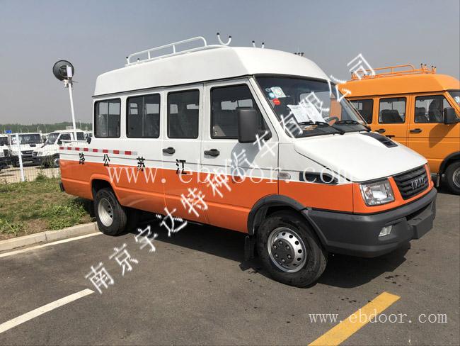 依维柯13座工程车 10-15座 带斗全黄 上白下黄 国六柴油 宇达直销