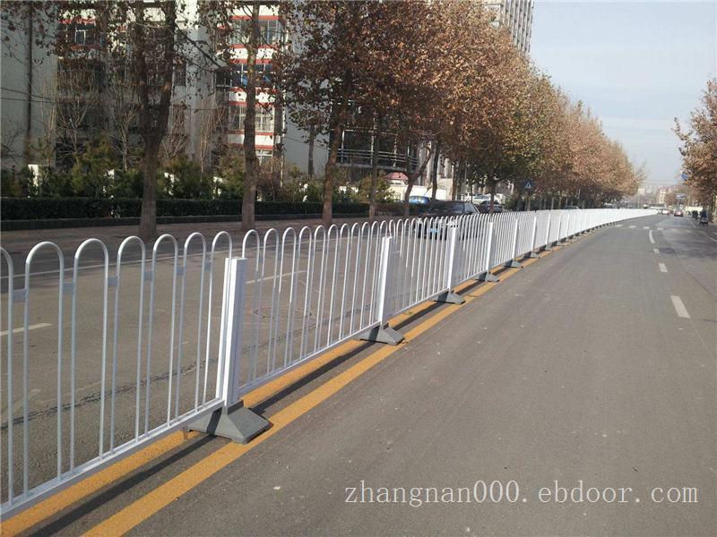专业定做安装大连U行马路隔离栏，大连人行道隔离栅栏