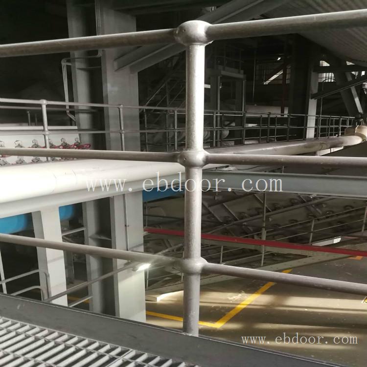 球形立柱生产标准 龙沙区工厂平台球形栏杆 带角度立柱可定做