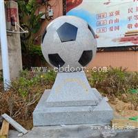 佛山玻璃钢踢足球人物雕塑 彩绘足球雕塑