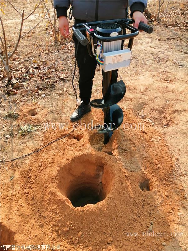 电线杆挖孔机挖土栽树彰显实力