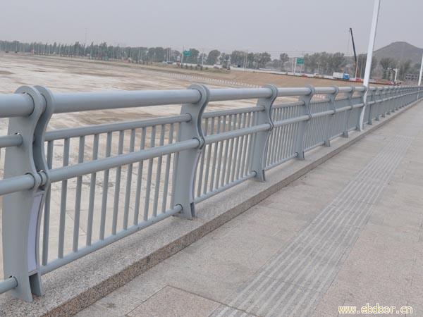 供应桥梁隔离护栏 定制桥梁防撞栏杆 河堤防护围栏