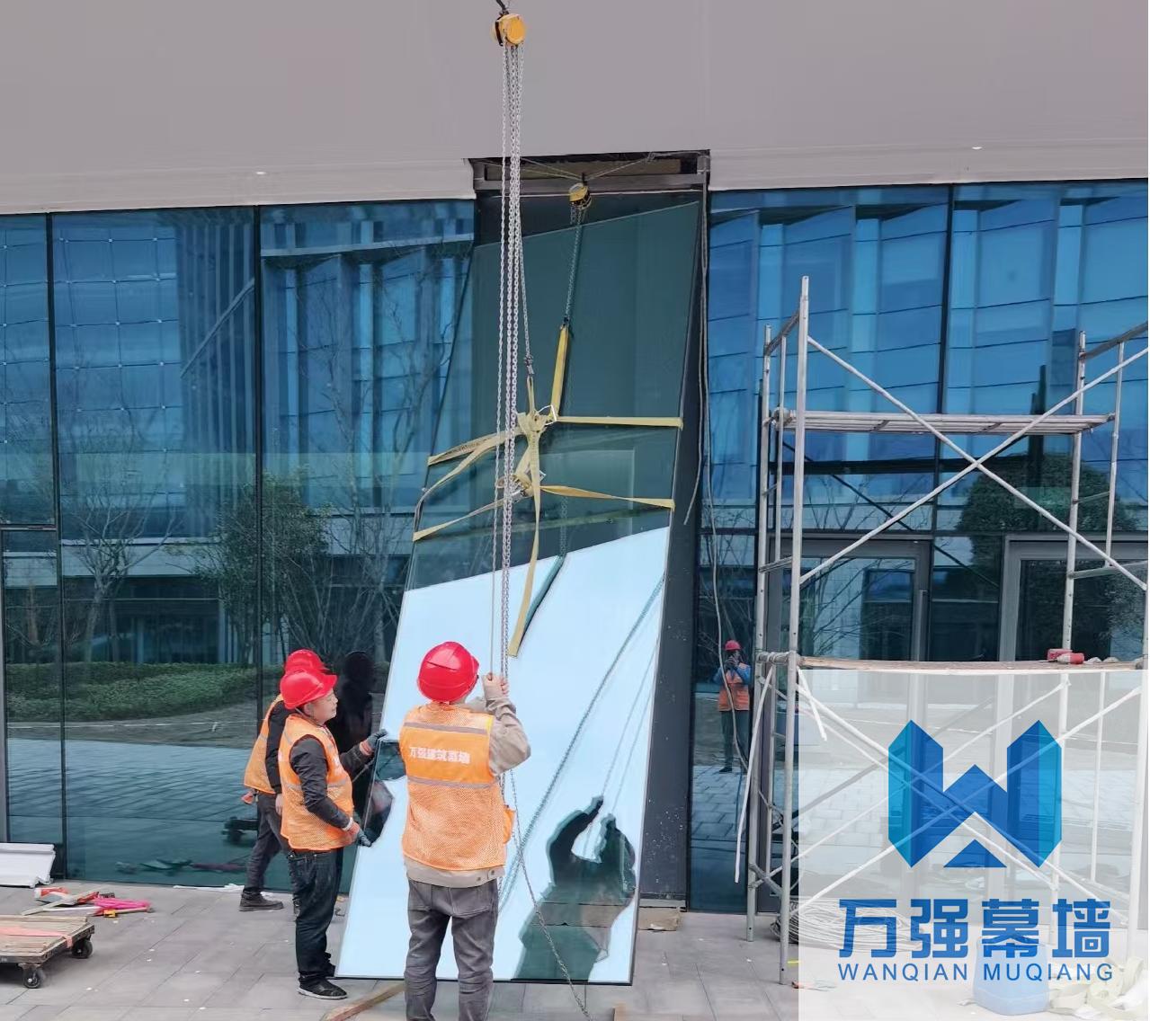 万强幕墙公司为成都写字楼玻璃安装更换提供优质服务