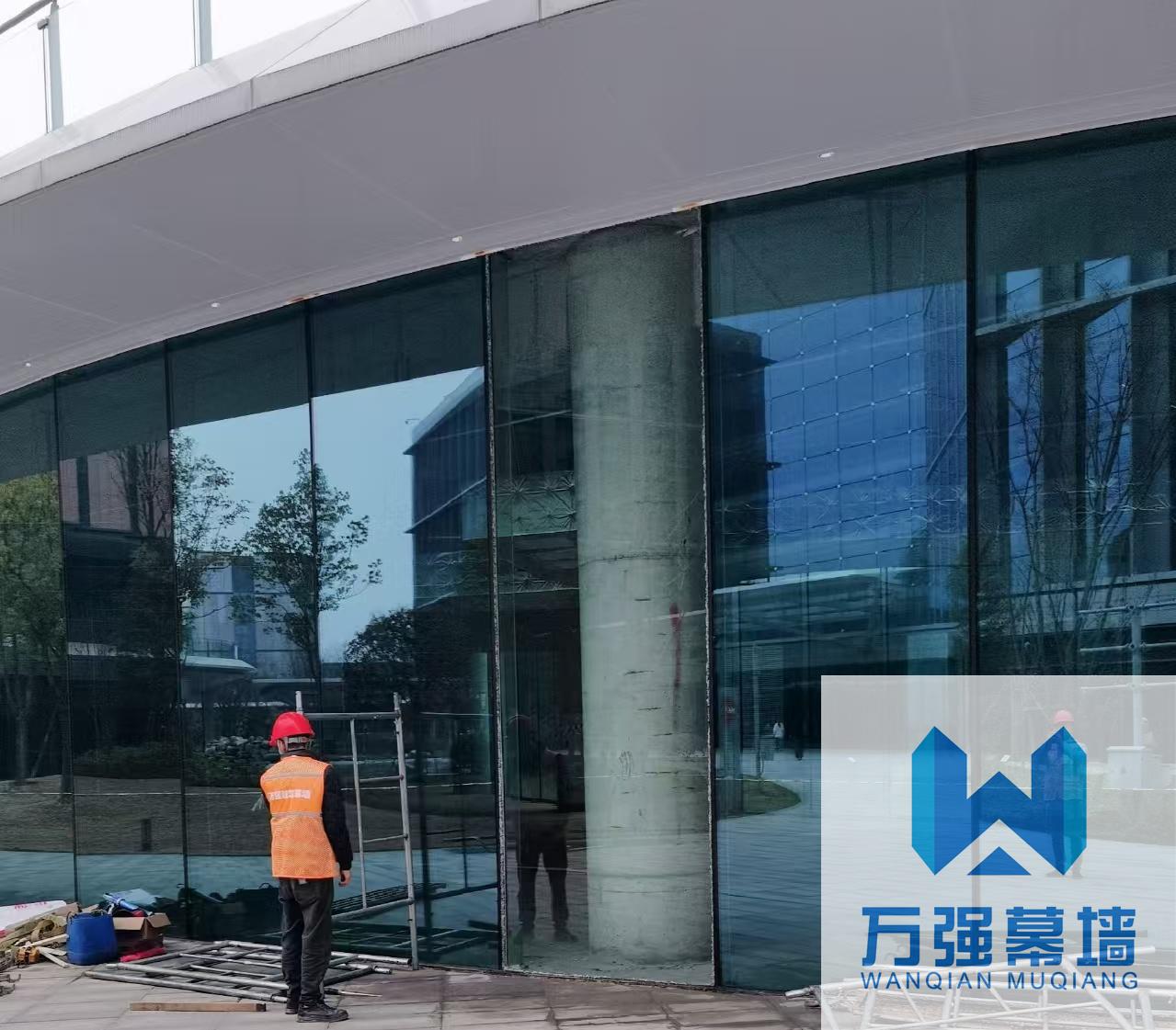 万强幕墙公司为成都写字楼玻璃安装更换提供优质服务