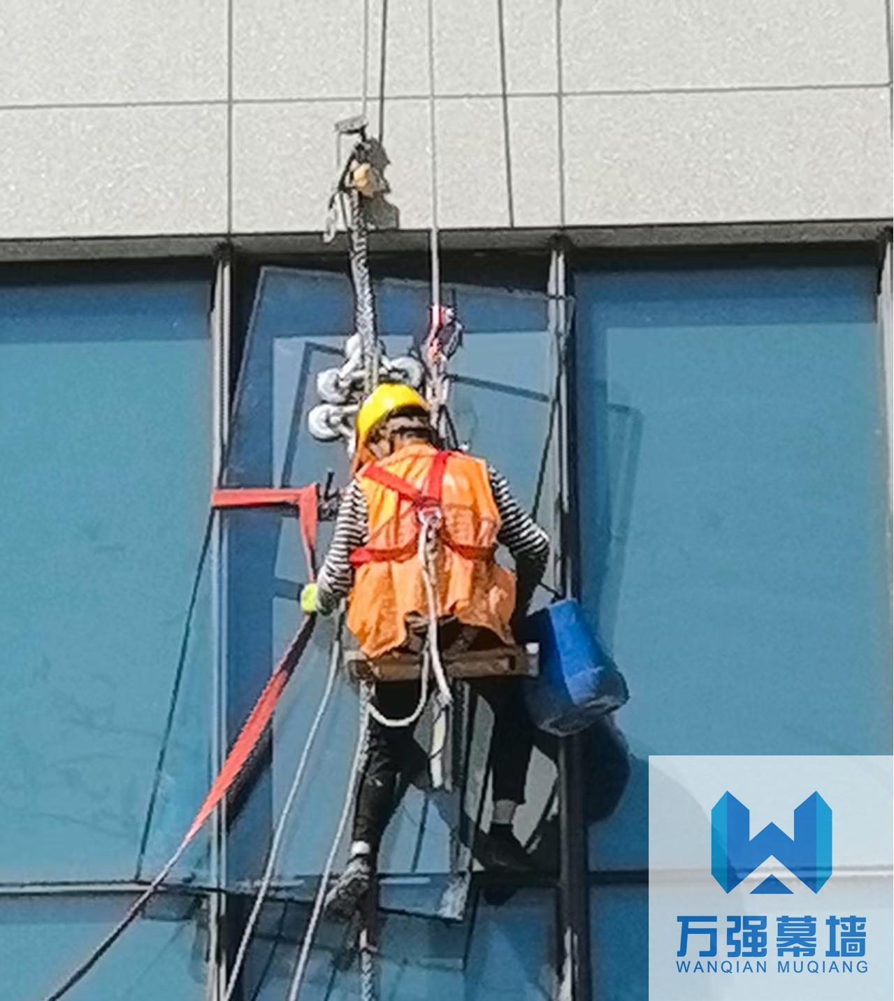 成都万强幕墙玻璃打胶补漏公司：专业守护幕墙安全