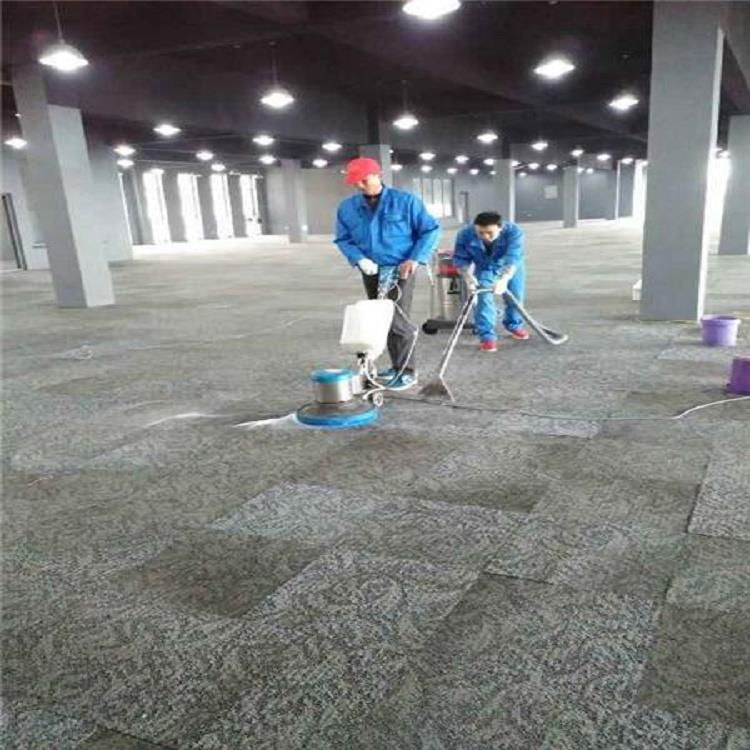 南京建邺区附近清洗地毯只需要一个电话 洗地毯专业十多年师傅