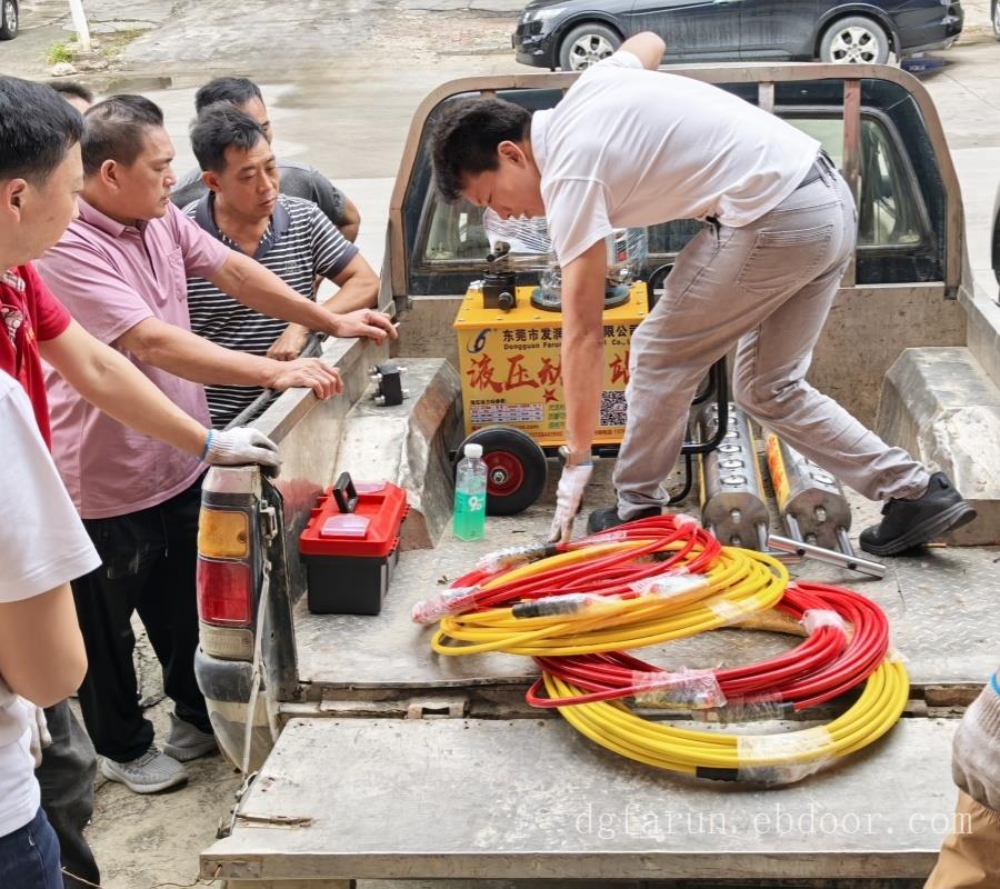 公路桥梁基础静态拆除液压岩石柱塞式棒工作效率
