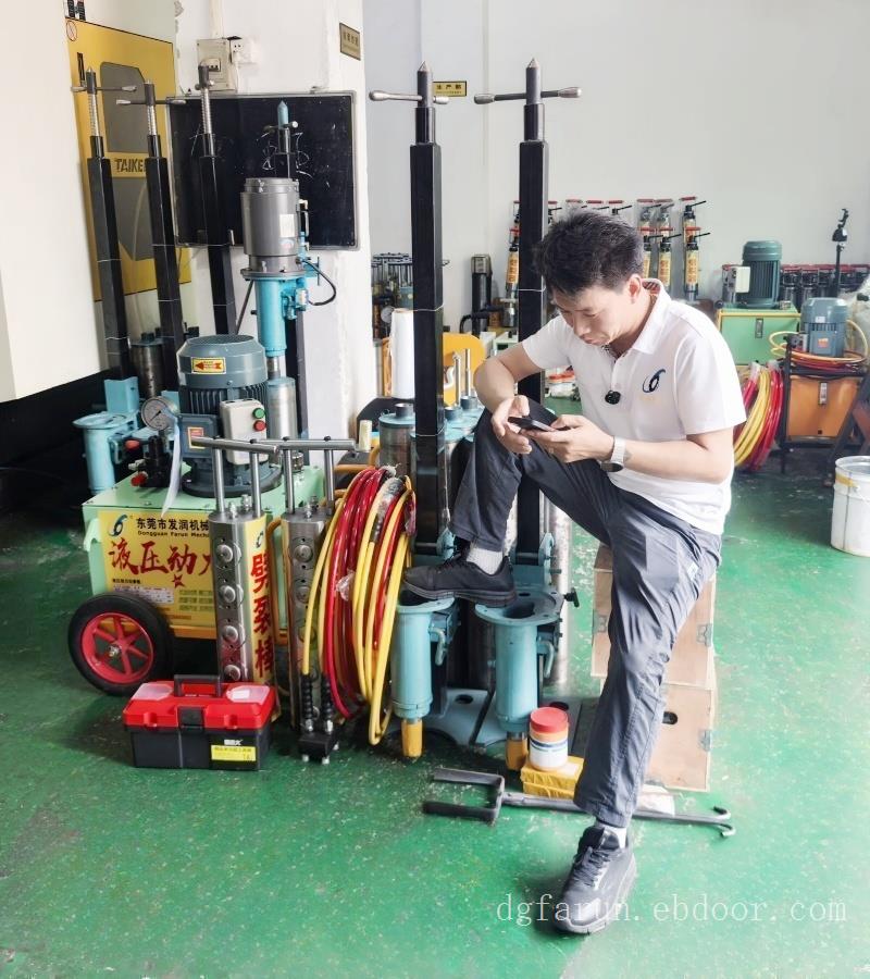 露天矿静态开采设备岩石液压分裂棒使用方法