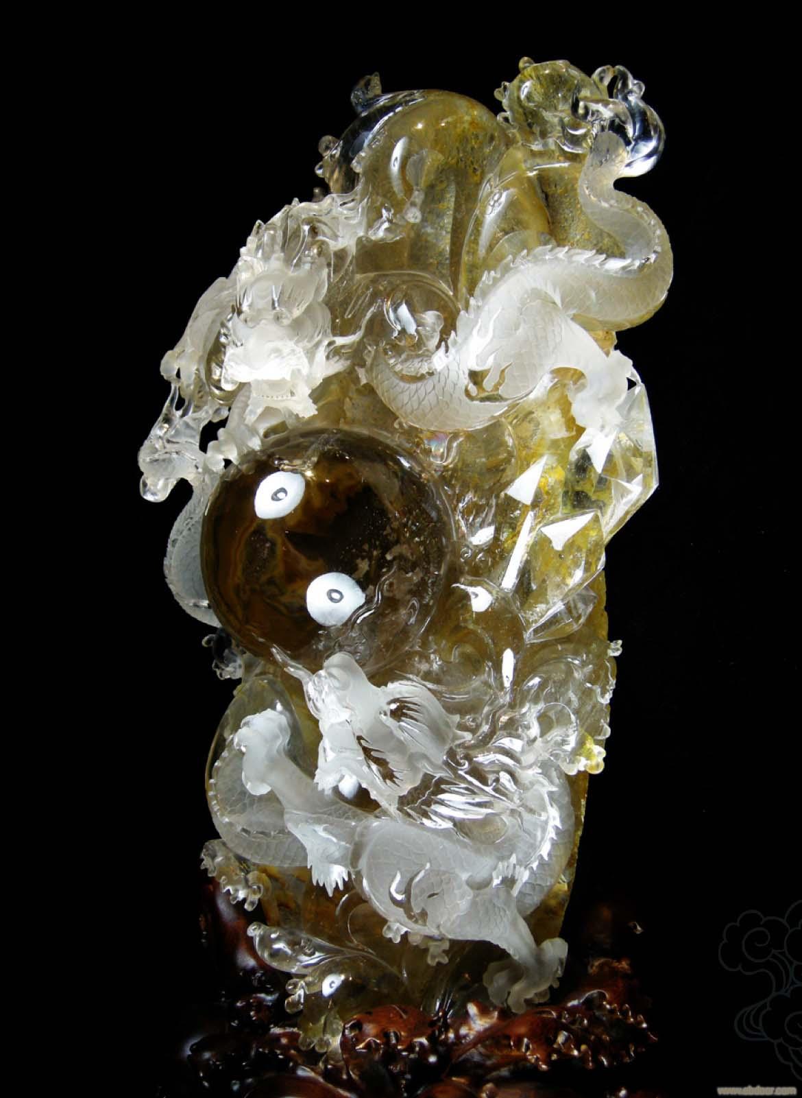 双龙戏珠--天然水晶雕刻品�