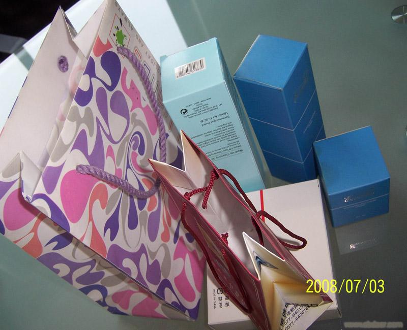 Cosmetics packaging